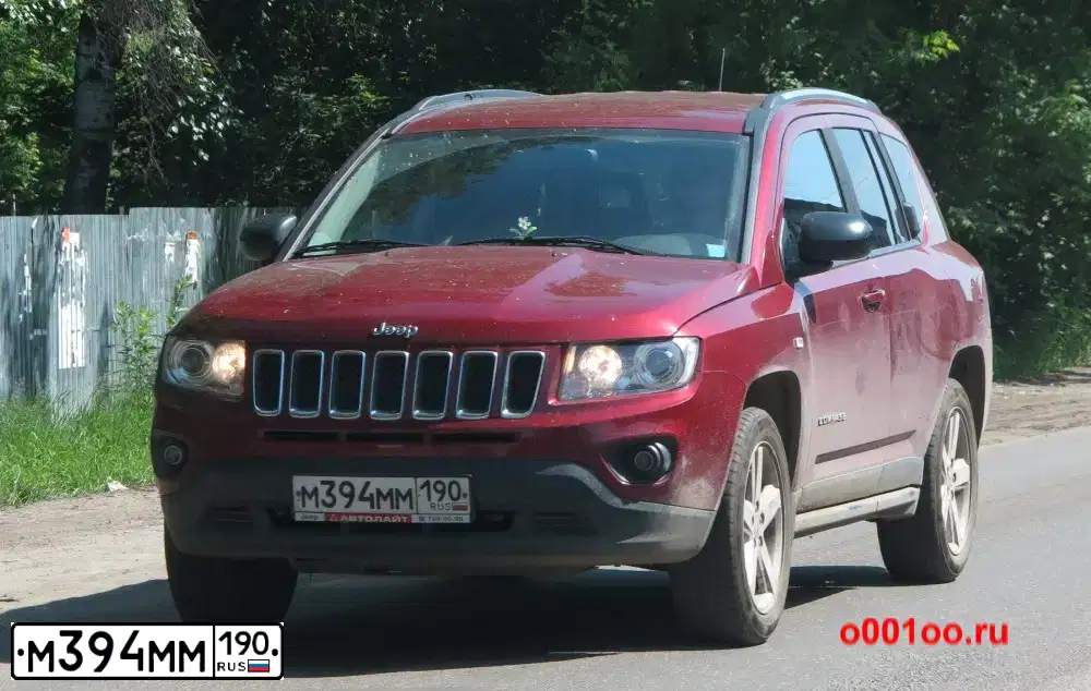 Фото автомобиля JEEP COMPASS, 2012 — госномер М394ММ190. Цвет: КРАСНЫЙ ТЕМНЫЙ