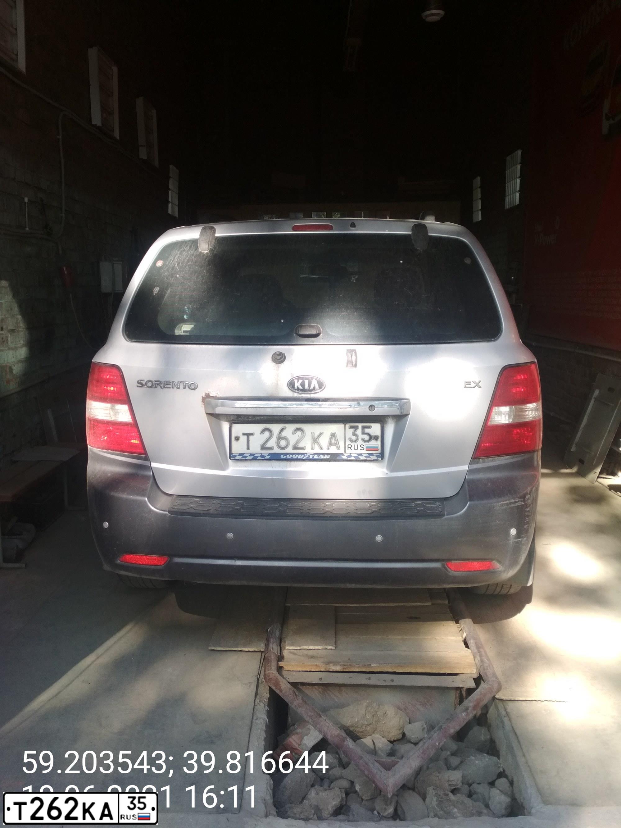 Фото автомобиля KIA SORENTO, 2006 — госномер Т262КА35. Цвет: СЕРЕБРИСТЫЙ