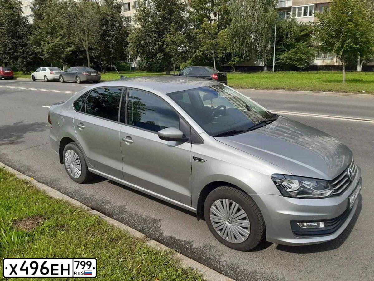 Фото автомобиля VOLKSWAGEN POLO, 2018 — госномер Х496ЕН799. Цвет: Коричневый