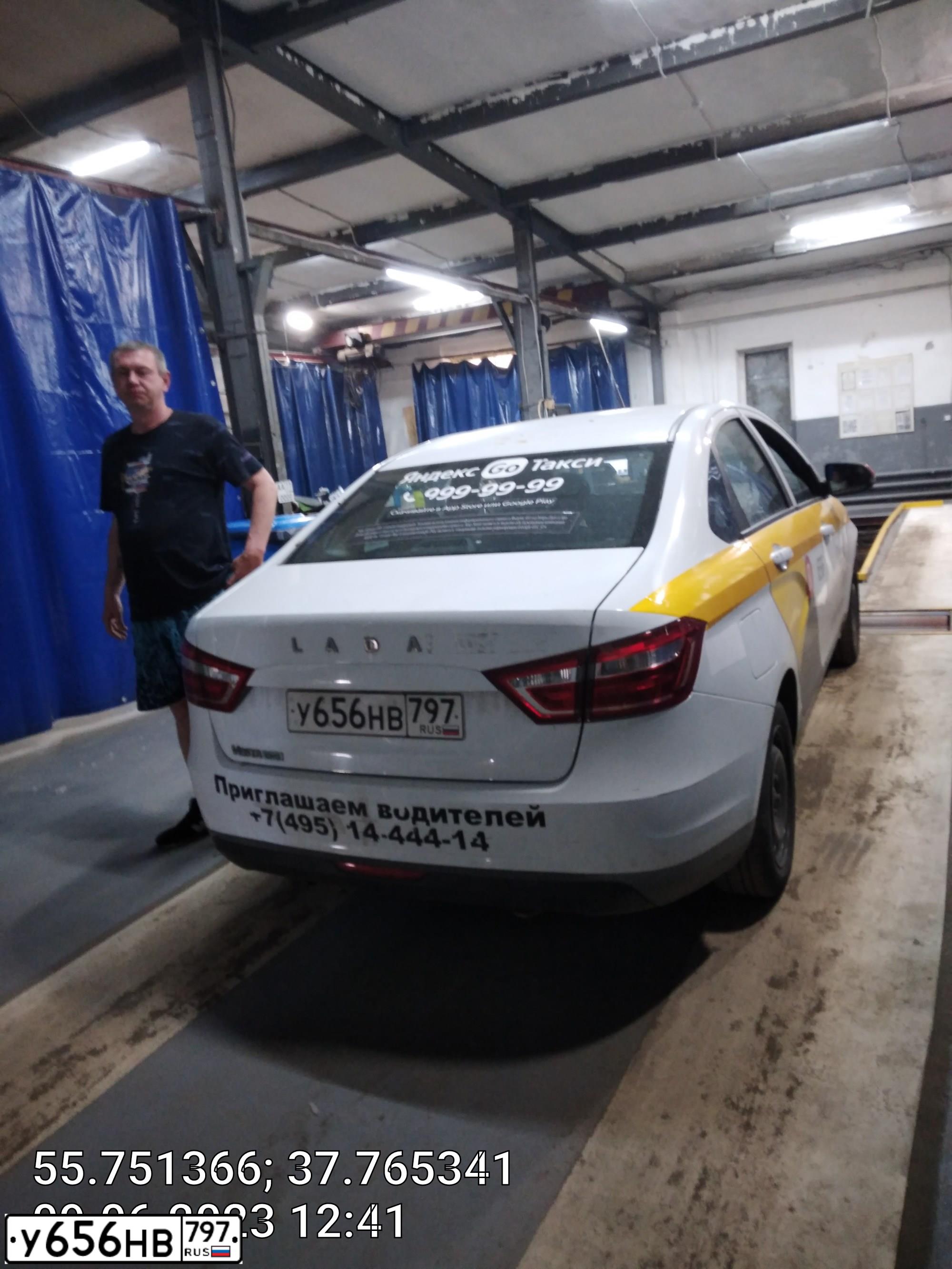 Фото автомобиля LADA VESTA, 2020 — госномер У656НВ797. Цвет: БЕЛЫЙ-ЖЕЛТЫЙ-СЕРЫЙ