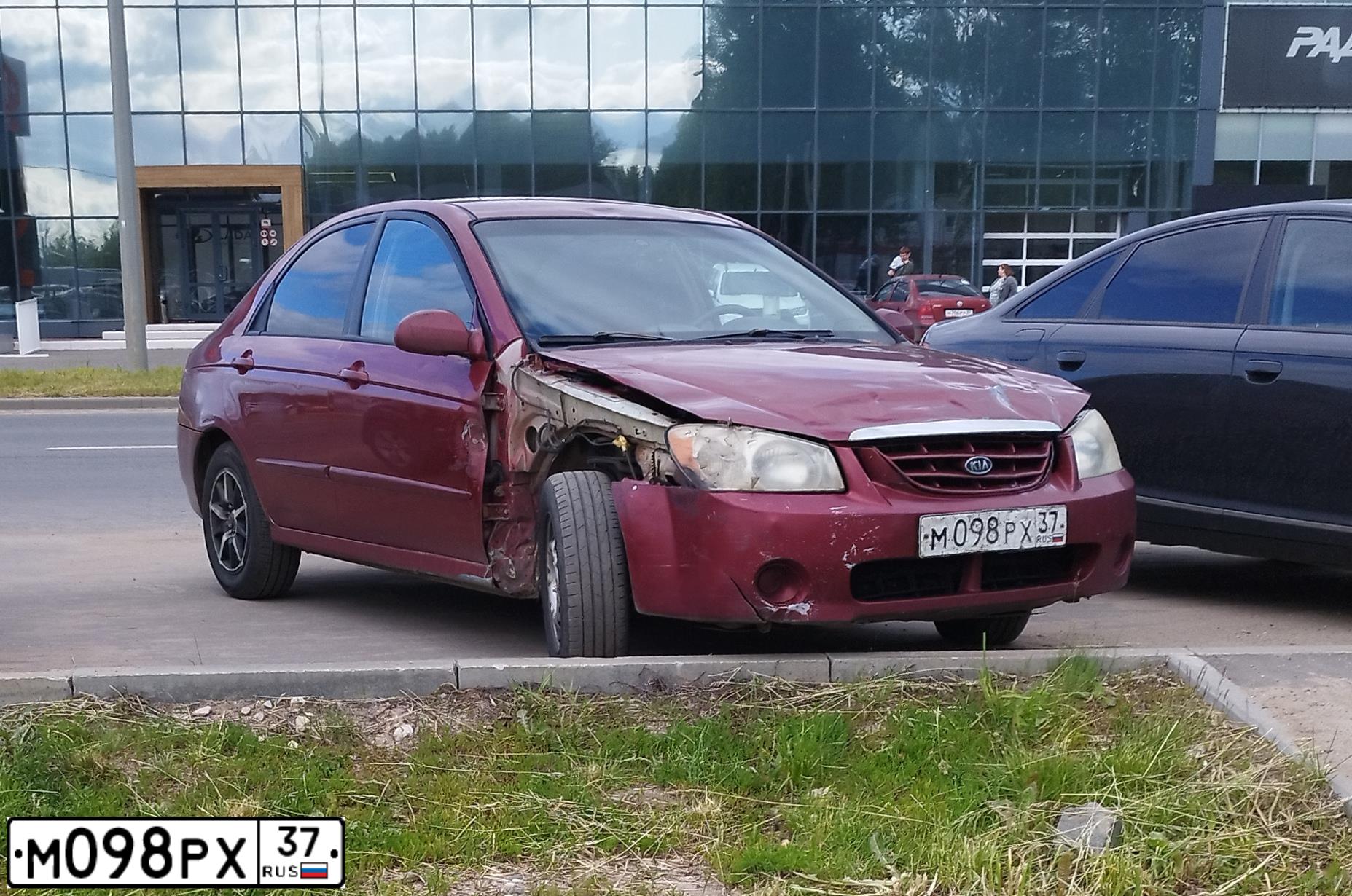 Фото автомобиля KIA SPECTRA, 2004 — госномер М098РХ37. Цвет: ВИШНЕВЫЙ