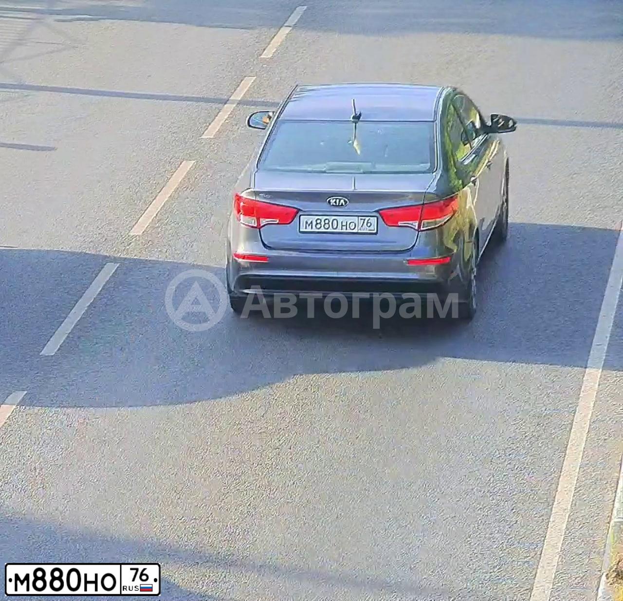 Фото автомобиля KIA RIO, 2016 — госномер М880НО76. Цвет: ТЕМНО-СЕРЫЙ
