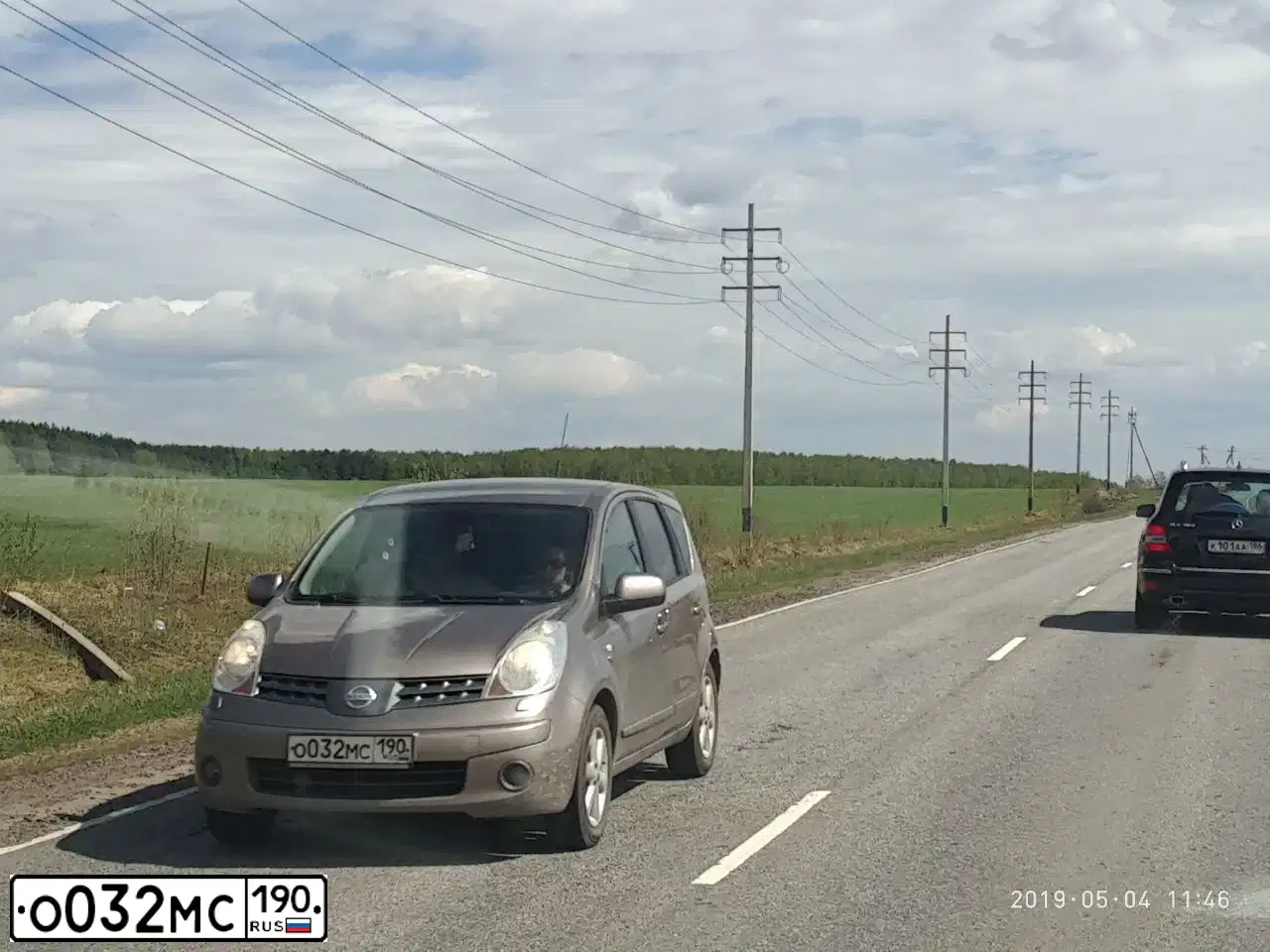 Фото автомобиля NISSAN NOTE, 2008 — госномер О032МС190. Цвет: КОРИЧНЕВЫЙ СВЕТЛЫЙ