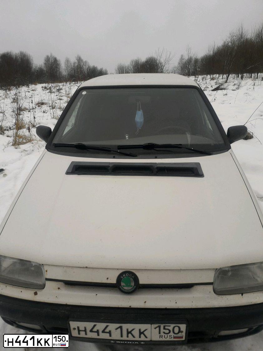 Фото автомобиля SKODA FELICIA, 1997 — госномер С300СР77. Цвет: Белый