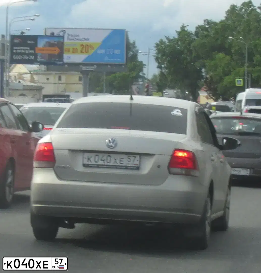 Фото автомобиля VOLKSWAGEN POLO, 2013 — госномер К040ХЕ57. Цвет: СЕРЕБРИСТО-ЖЕЛТЫЙ