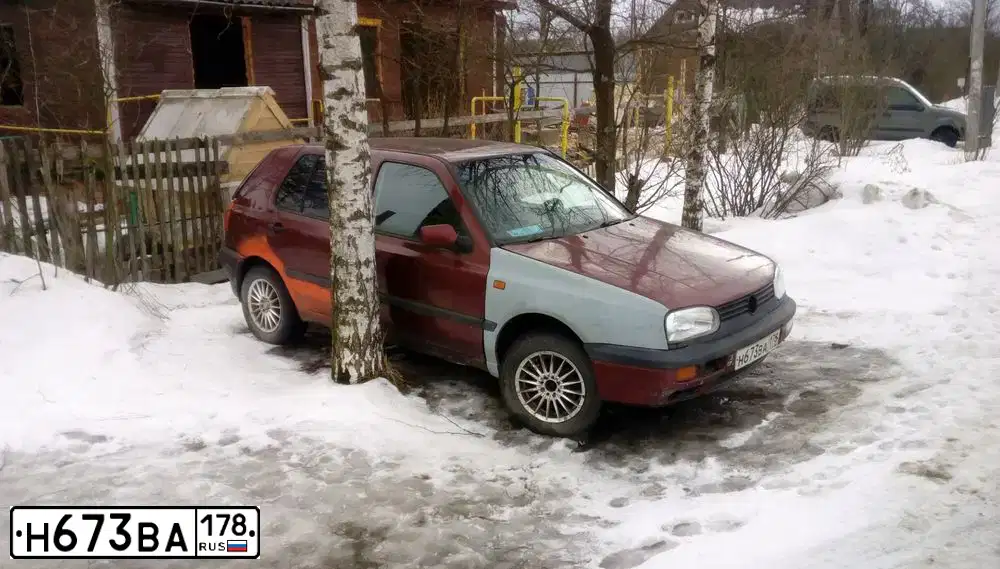 Фото автомобиля VOLKSWAGEN GOLF, 1993 — госномер К622КО53. Цвет: ТЕМНО-ВИШНЕВЫЙ