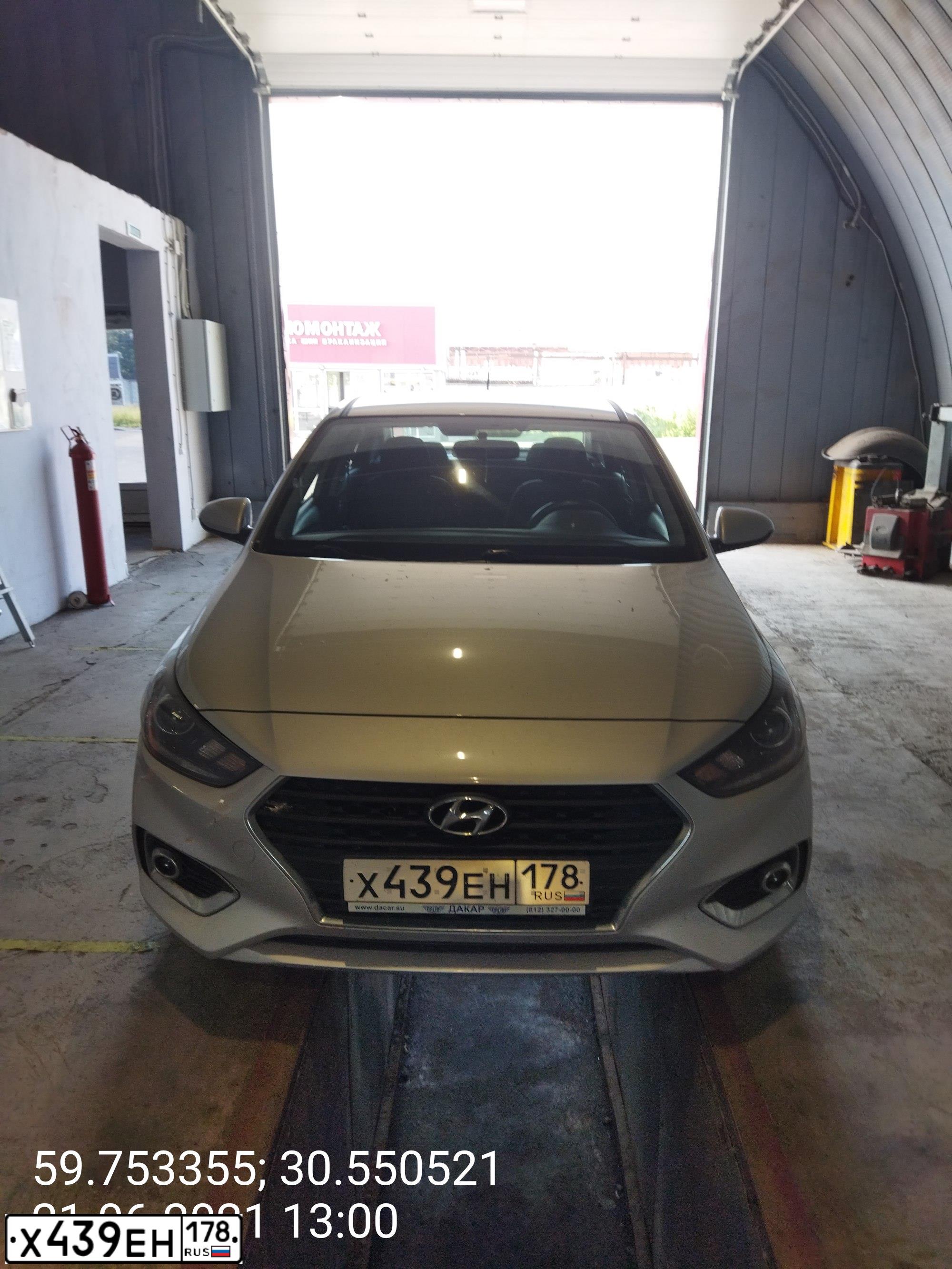 Фото автомобиля HYUNDAI SOLARIS, 2017 — госномер Х439ЕН178. Цвет: Серебристый