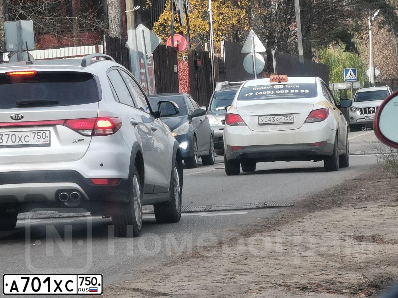 Фото автомобиля TOYOTA CAMRY, 2017 — госномер О513ОО199. Цвет: ЧЕРНЫЙ МЕТАЛЛИК