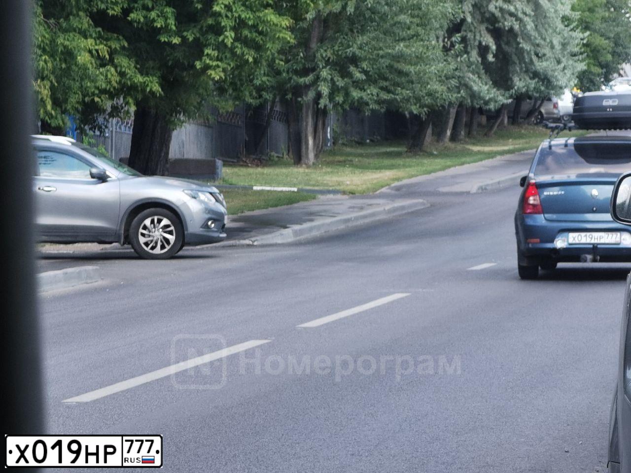 Фото автомобиля RENAULT T LOGAN, 2011 — госномер Х019НР777. Цвет: синий