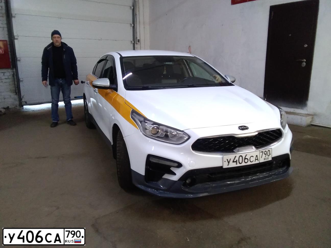 Фото автомобиля KIA CERATO, 2018 — госномер Н558МА799. Цвет: БЕЛЫЙ-ЖЕЛТЫЙ-СЕРЫЙ