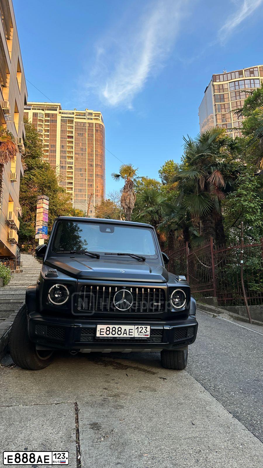 Фото автомобиля MERCEDES G-KLASSE, 2020 — госномер Е888АЕ123. Цвет: ЧЕРНЫЙ