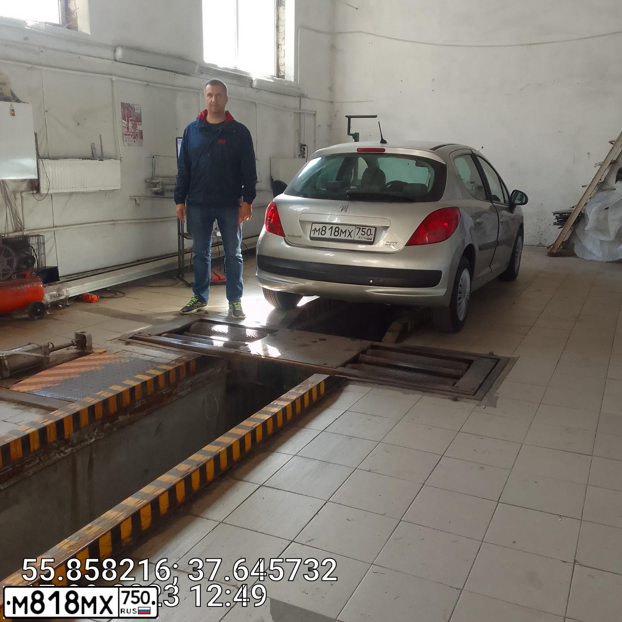 Фото автомобиля PEUGEOT 207, 2007 — госномер М818МХ750. Цвет: Серый