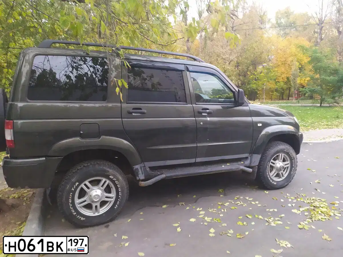 Фото автомобиля UAZ 3163 PATRIOT, 2010 — госномер К400МА33. Цвет: ЗОЛОТ ЛИСТ МЕТАЛЛИК