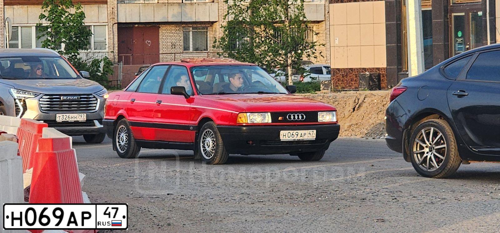 Фото автомобиля AUDI 80, 1991 — госномер Н069АР47. Цвет: Красный