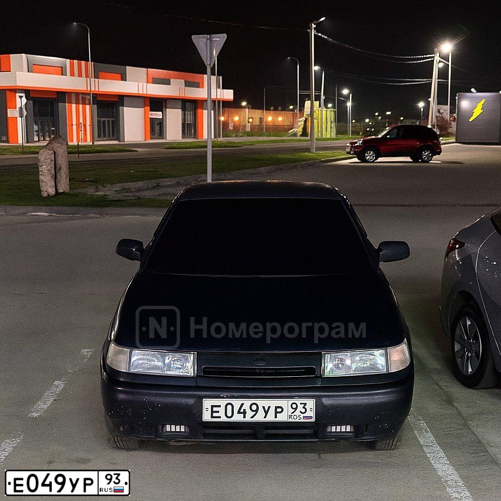 Фото автомобиля LADA 2112 LADA, 2004 — госномер Е049УР93. Цвет: Темно-зеленый