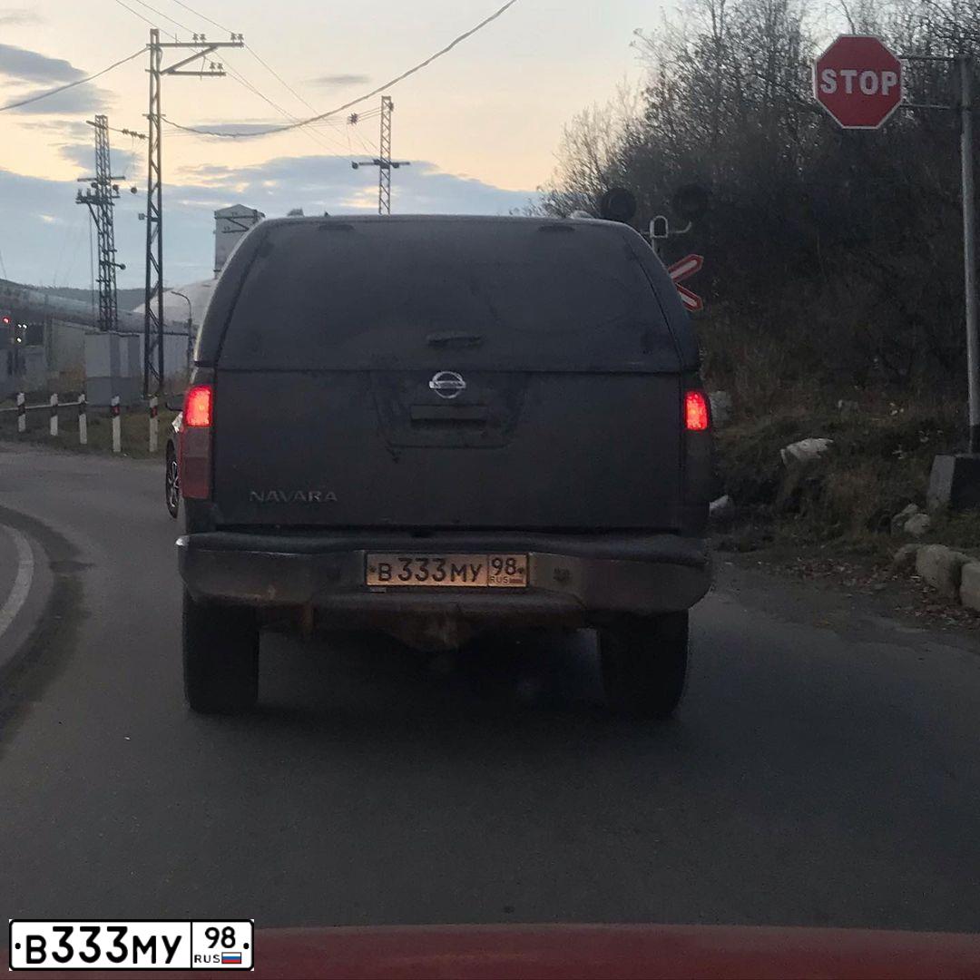 Фото автомобиля NISSAN NAVARA, 2013 — госномер В333МУ98. Цвет: ЧЕРНЫЙ