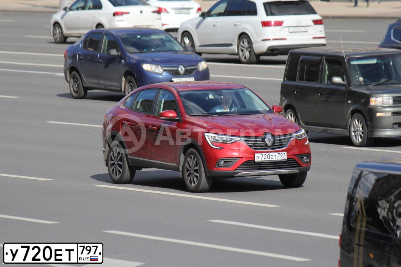 Фото автомобиля RENAULT ARKANA, 2021 — госномер У720ЕТ797. Цвет: Красный