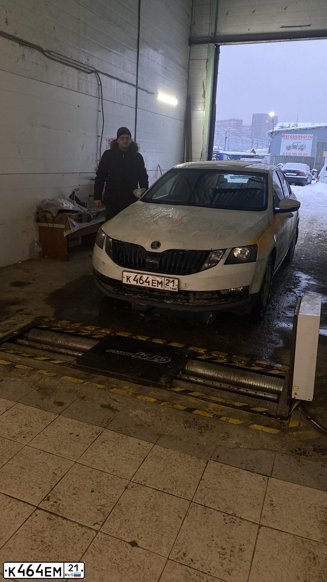 Фото автомобиля SKODA OCTAVIA, 2018 — госномер К564ЕМ21. Цвет: БЕЛЫЙ ЖЕЛТЫЙ СЕРЫЙ