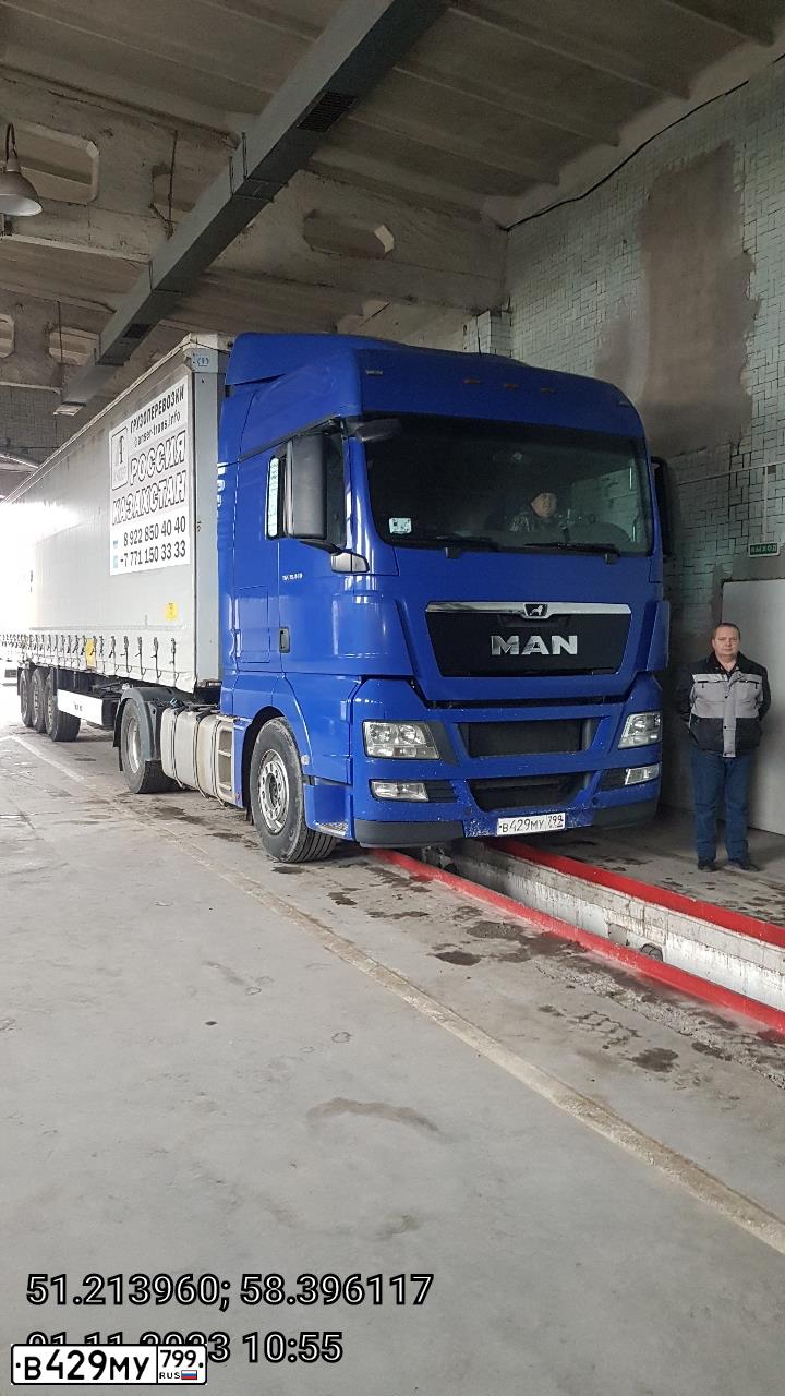 Фото автомобиля MAN TGX 18.XXX /4X2/, 2018 — госномер В429МУ799. Цвет: СИНИЙ