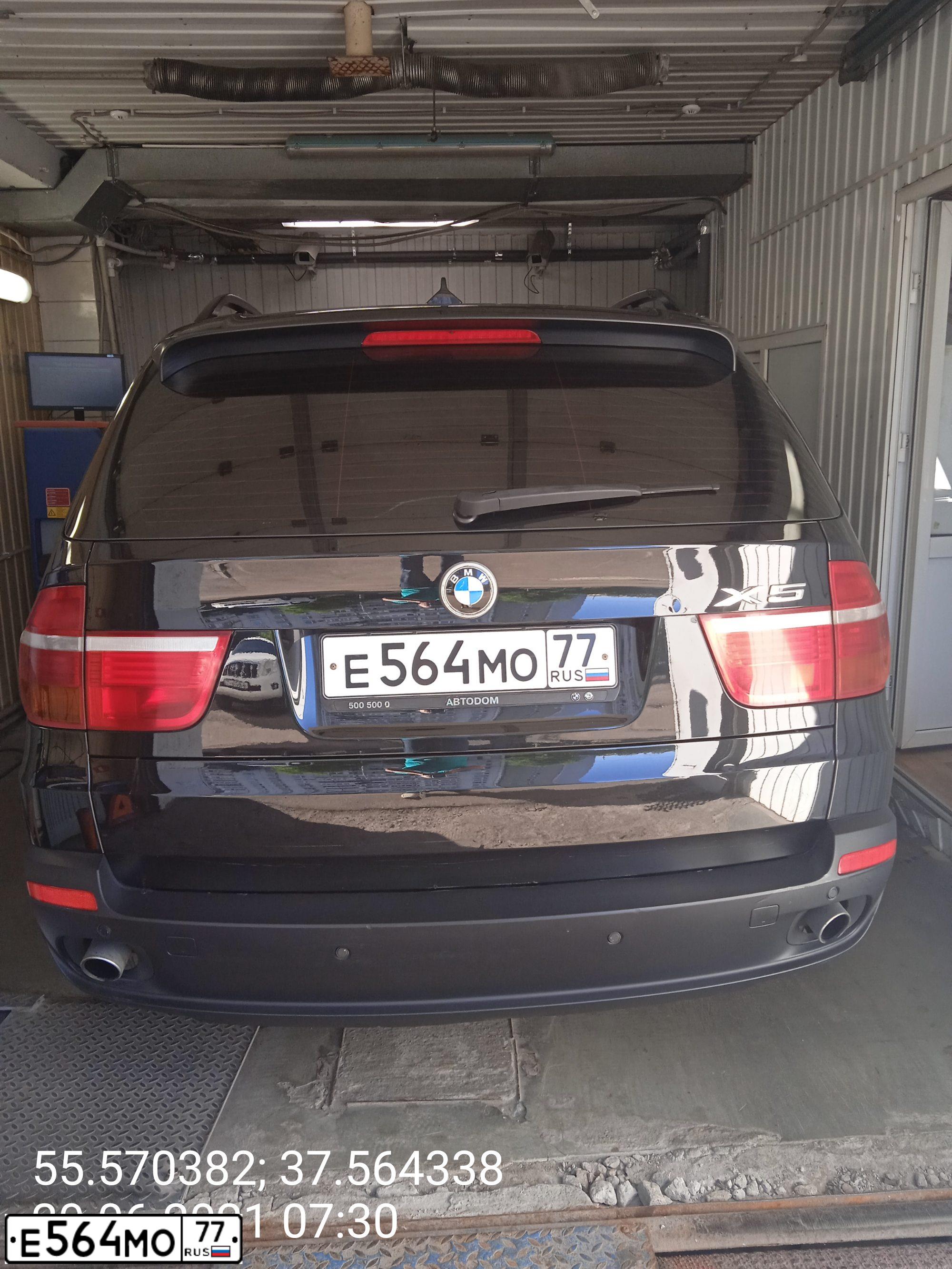 Фото автомобиля BMW X5, 2010 — госномер Е564МО77. Цвет: ЧЕРНЫЙ