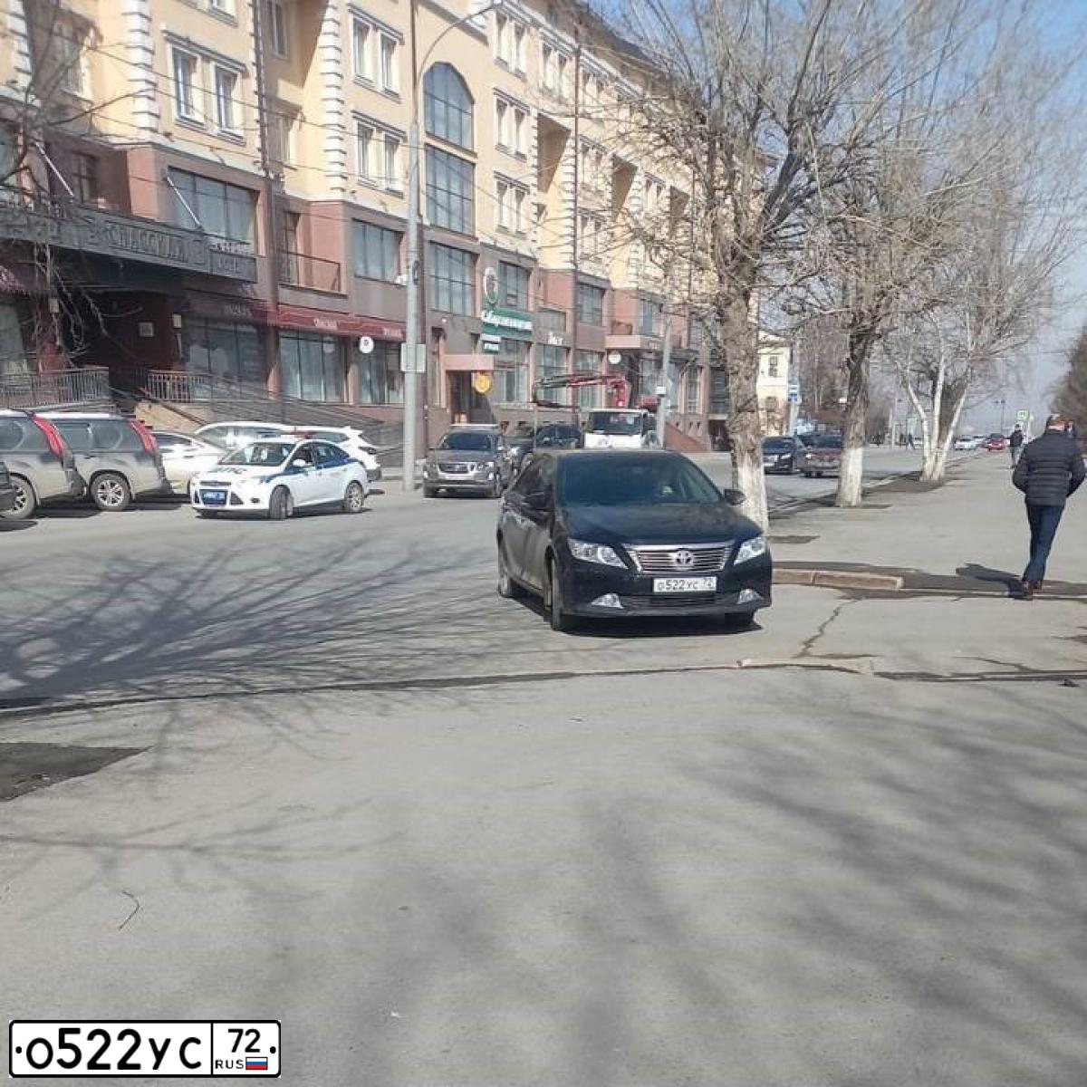 Фото автомобиля TOYOTA CAMRY, 2013 — госномер О522УС72. Цвет: ЧЕРНЫЙ