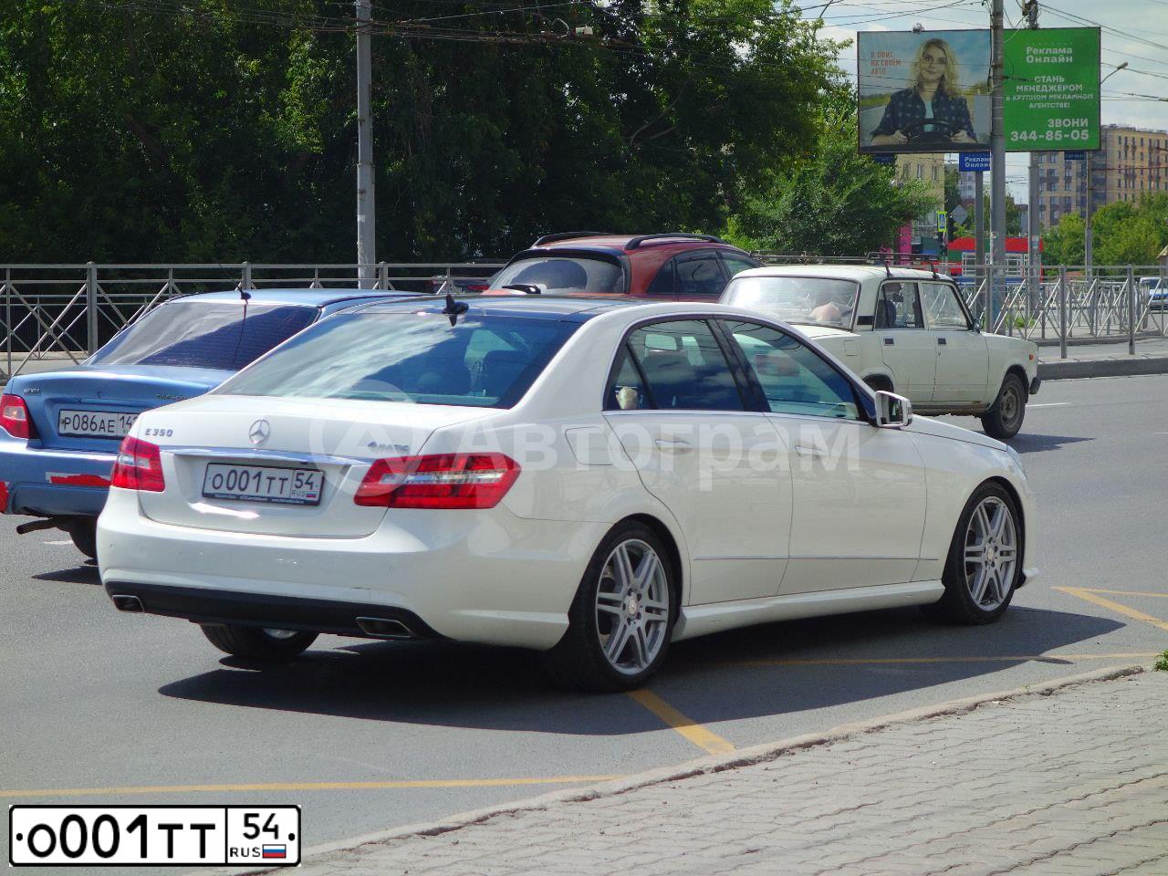Фото автомобиля MERCEDES E-KLASSE, 2011 — госномер О001ТТ54. Цвет: БЕЛЫЙ