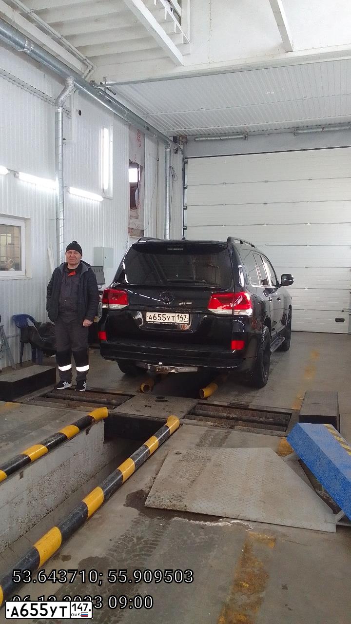 Фото автомобиля TOYOTA LAND CRUISER 200, 2015 — госномер М757ХА702. Цвет: ЧЕРНЫЙ
