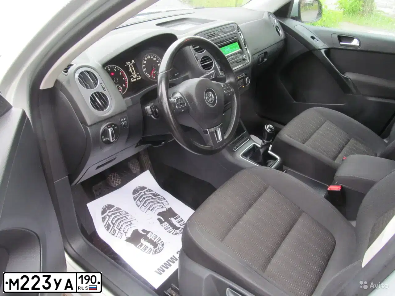 Фото автомобиля VOLKSWAGEN TIGUAN, 2012 — госномер Т771ТН69. Цвет: СЕРЕБРИСТО-ЖЕЛТЫЙ