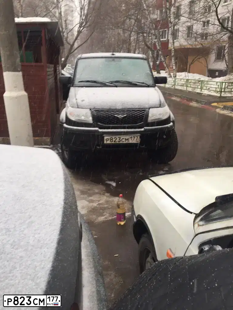 Фото автомобиля DODGE /GRAND/ CARAVAN, 1990 — госномер Р823СМ177. Цвет: Белый