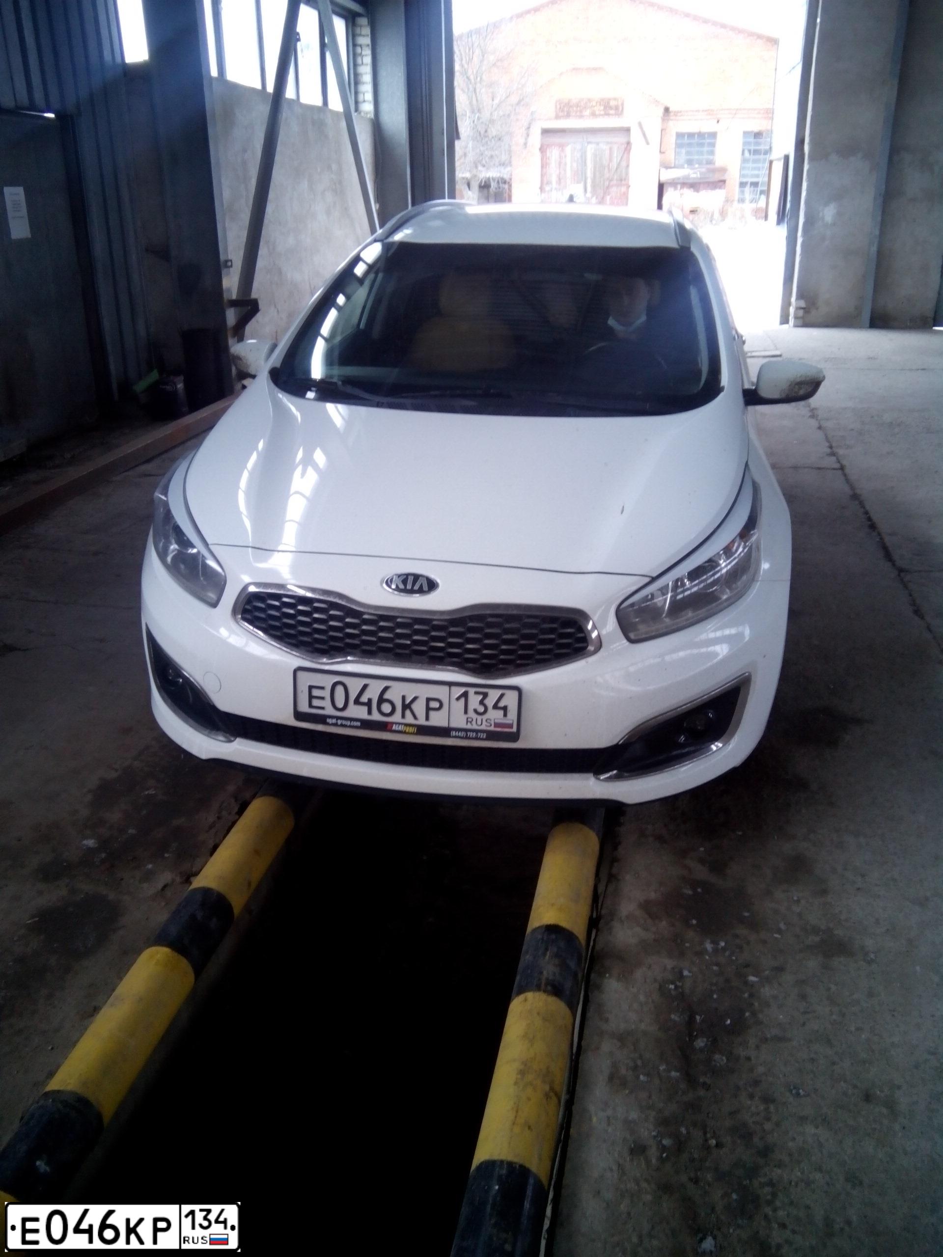 Фото автомобиля KIA CEE'D, 2018 — госномер А815НМ30. Цвет: Белый