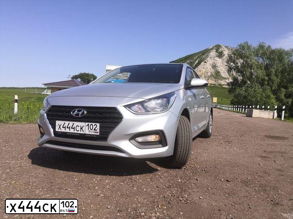 Фото автомобиля HYUNDAI SOLARIS, 2019 — госномер Е122ТН702. Цвет: Серебристый