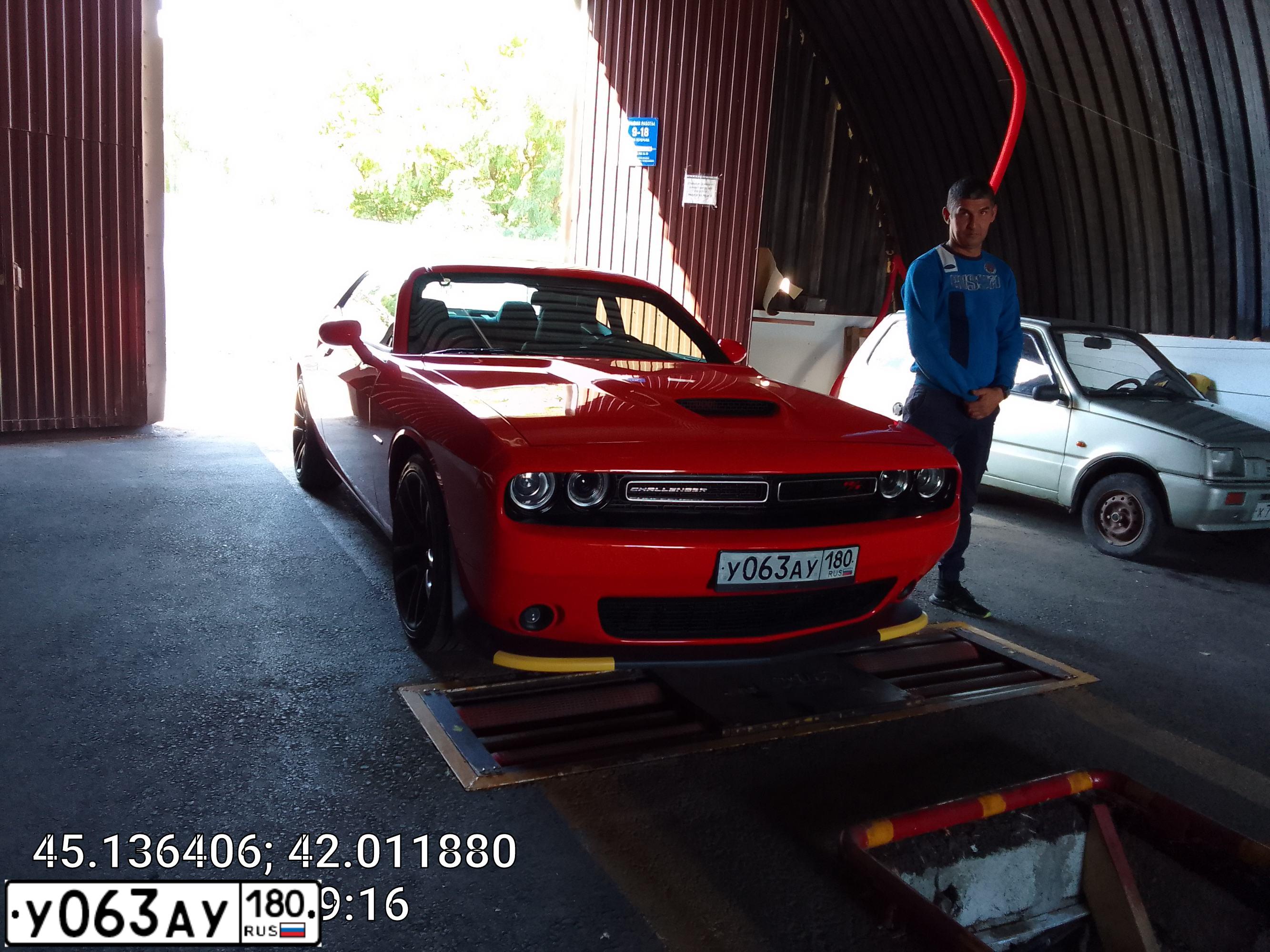 Фото автомобиля ДОДЖ ЧЕЛЕНЖЕР, 2019 — госномер М377УА126. Цвет: ОРАНЖЕВЫЙ