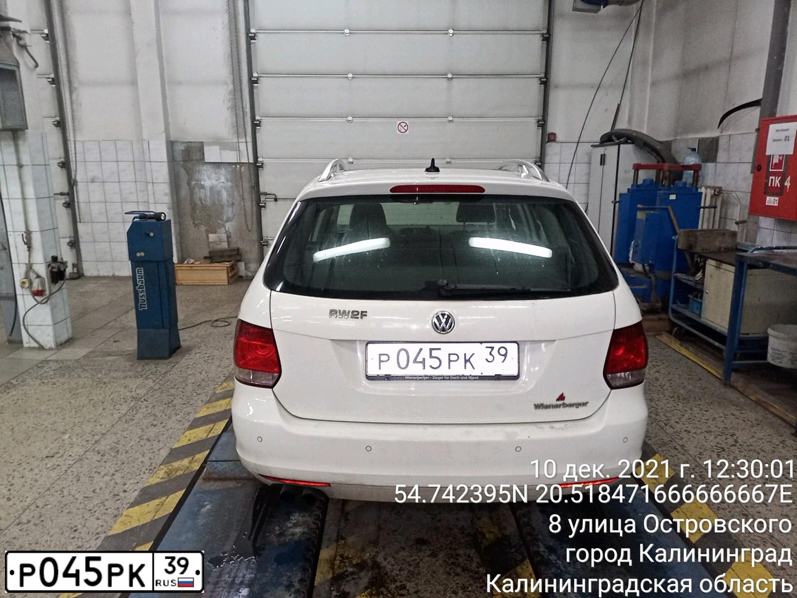 Фото автомобиля VOLKSWAGEN GOLF, 2010 — госномер Р045РК39. Цвет: БЕЛЫЙ