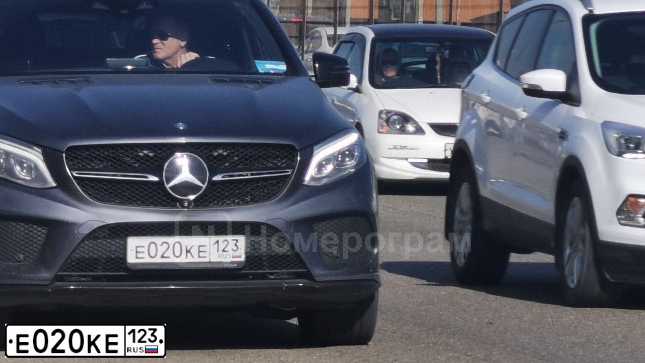 Фото автомобиля MERCEDES GLE-KLASSE, 2015 — госномер Е020КЕ123. Цвет: СЕРЫЙ