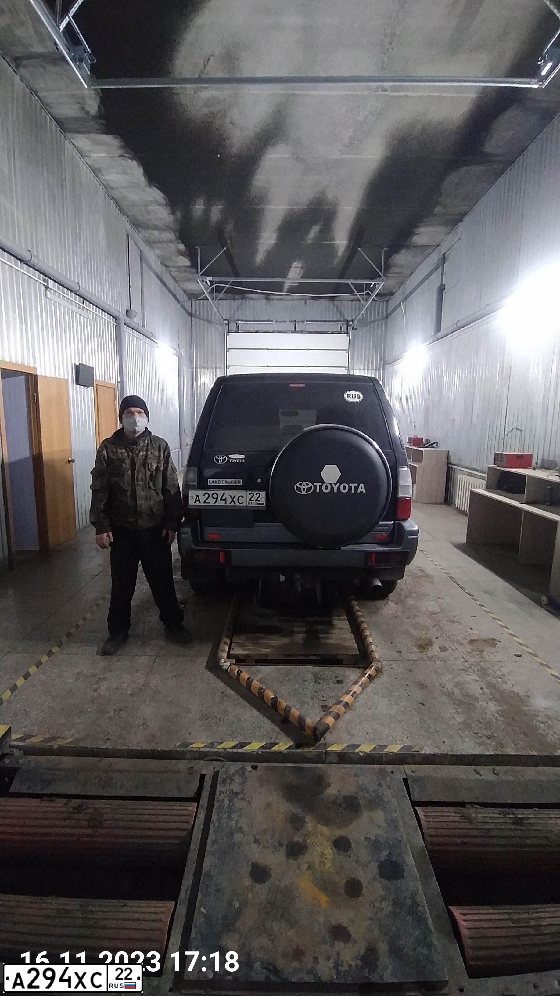 Фото автомобиля TOYOTA LANDCRUISER, 2000 — госномер К601ХТ86. Цвет: ЧЕРНЫЙ