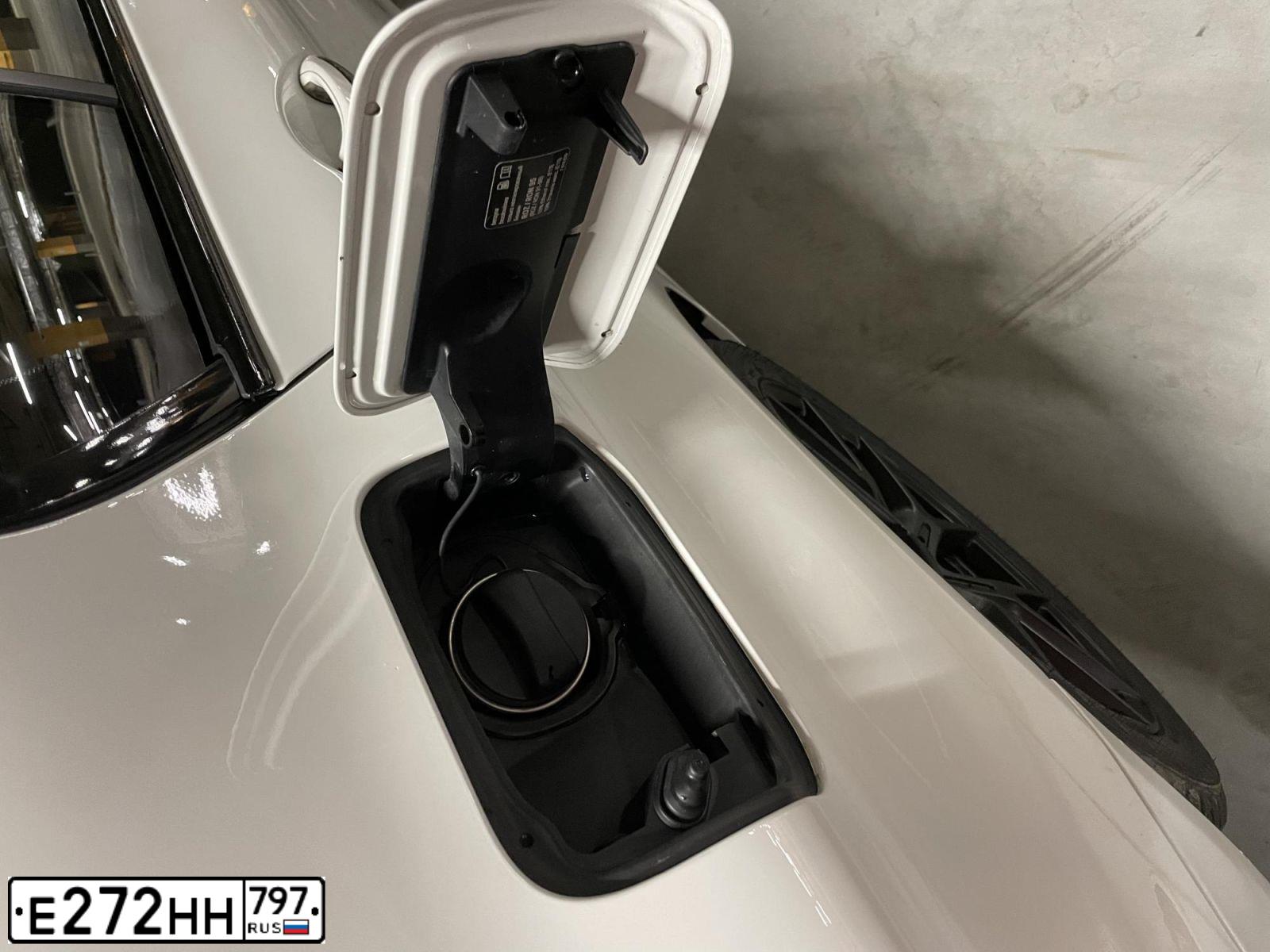 Фото автомобиля BMW SERIE 5, 2012 — госномер Е272НН797. Цвет: БЕЛЫЙ