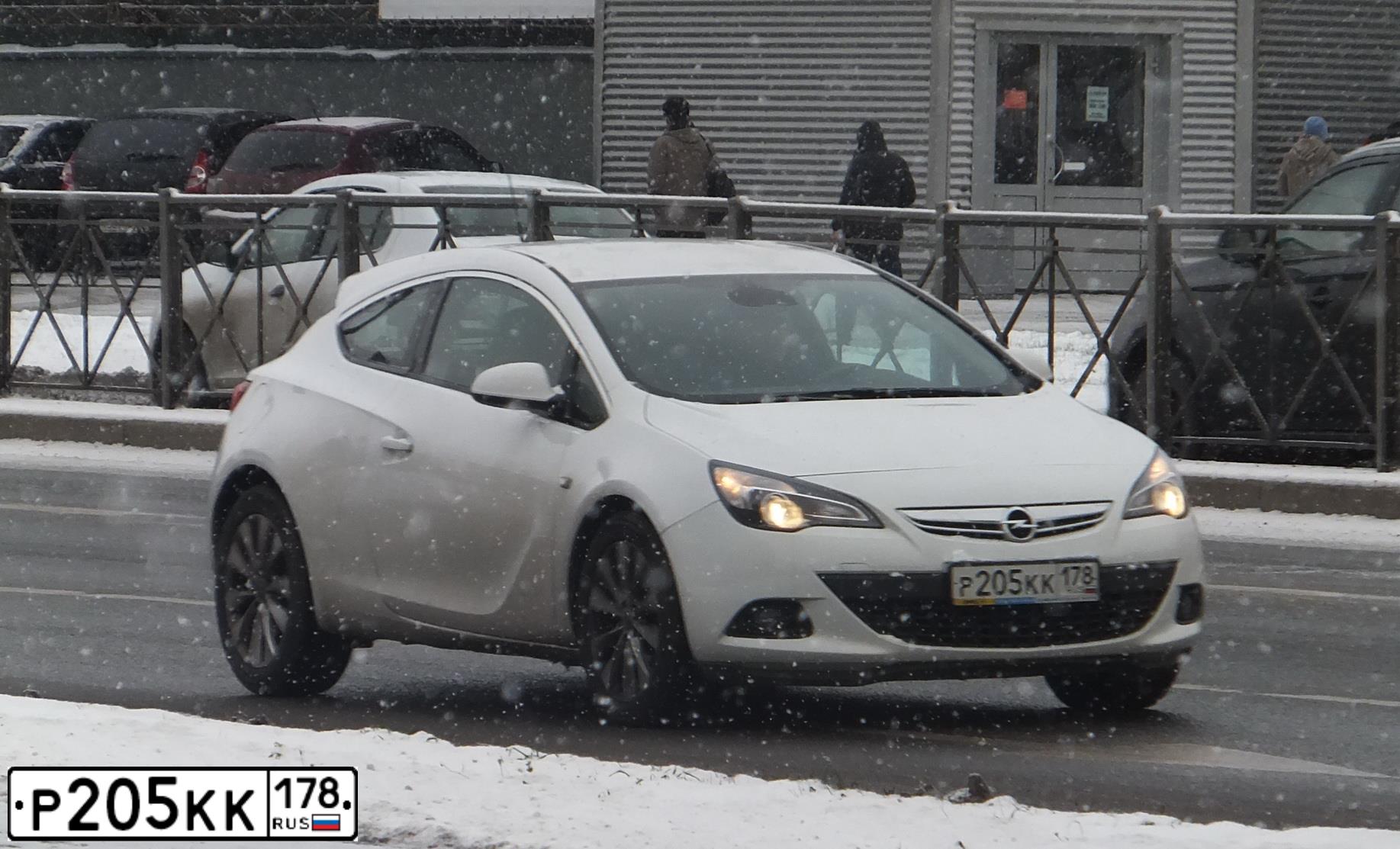 Фото автомобиля OPEL ASTRA, 2013 — госномер Р205КК178. Цвет: БЕЛЫЙ
