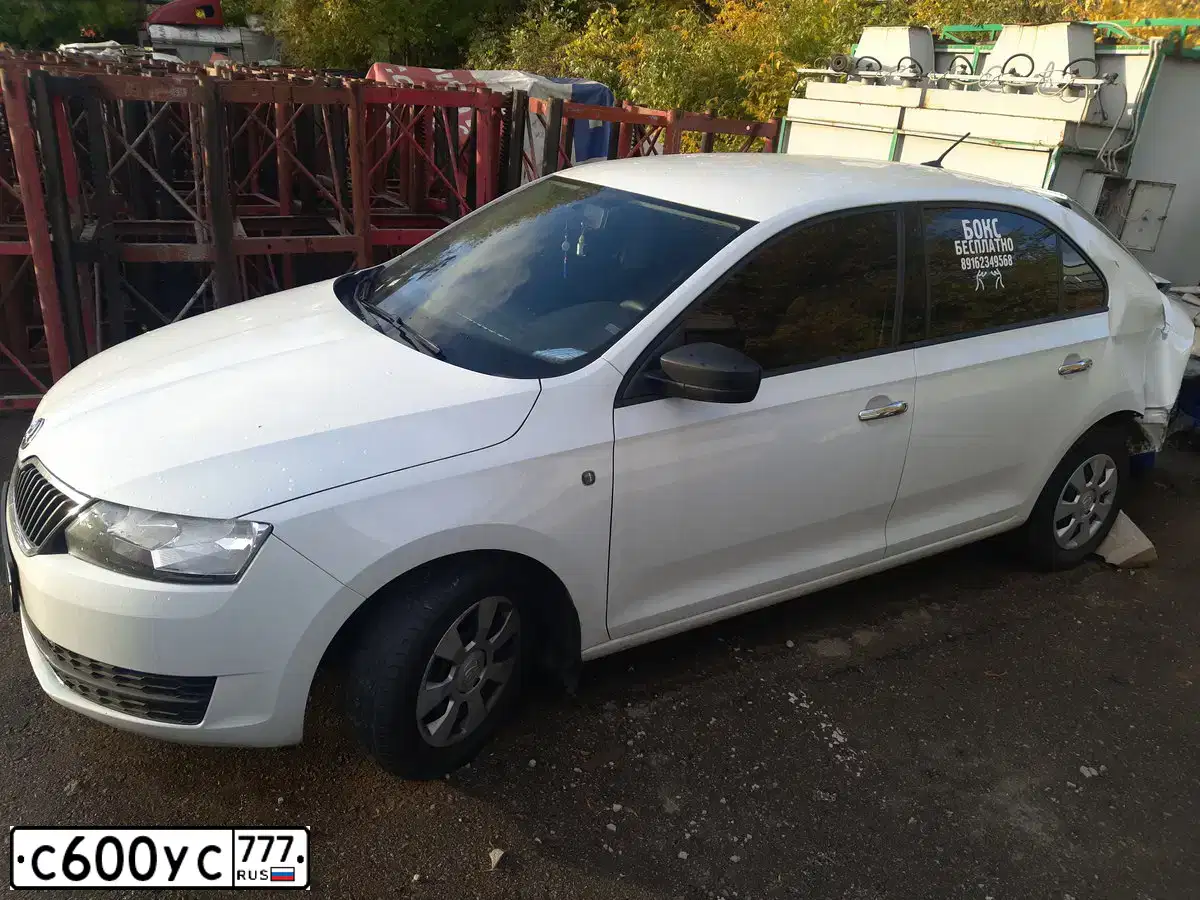 Фото автомобиля SKODA RAPID, 2017 — госномер С600УС777. Цвет: Белый черный 