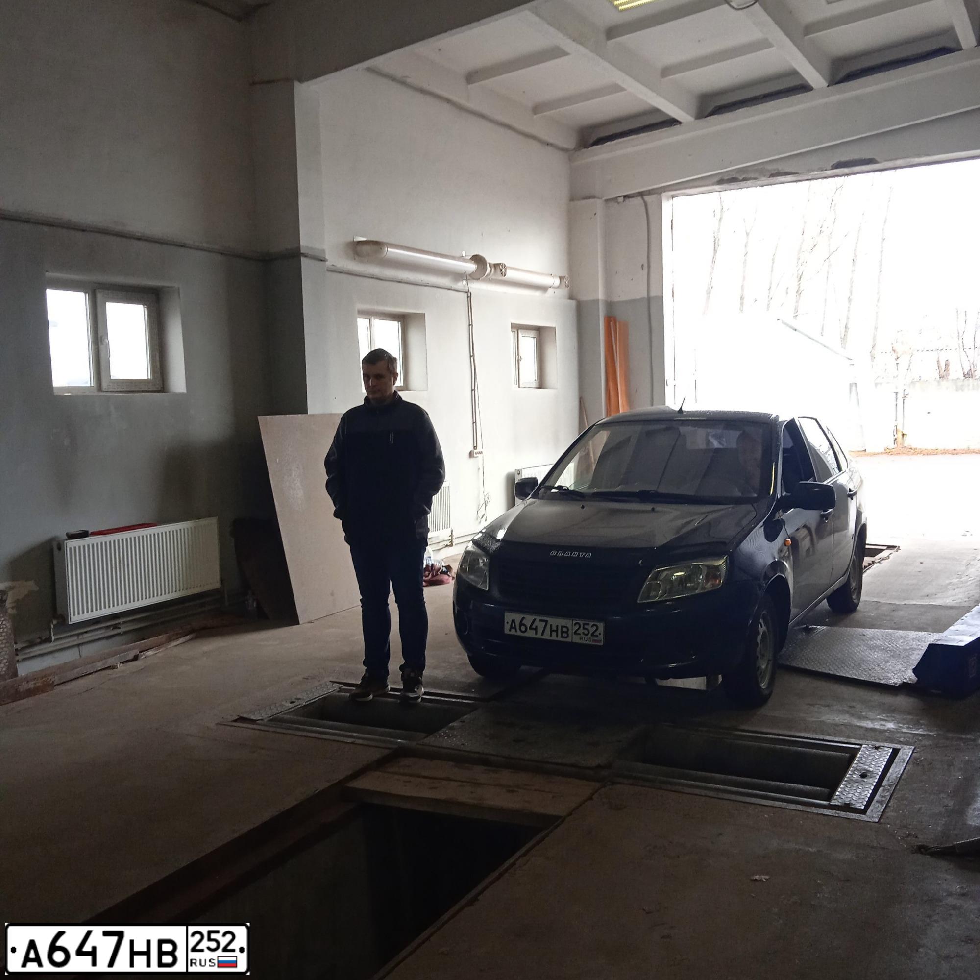 Фото автомобиля LADA GRANTA, 2013 — госномер А350ОО252. Цвет: СЕРО-СИНИЙ