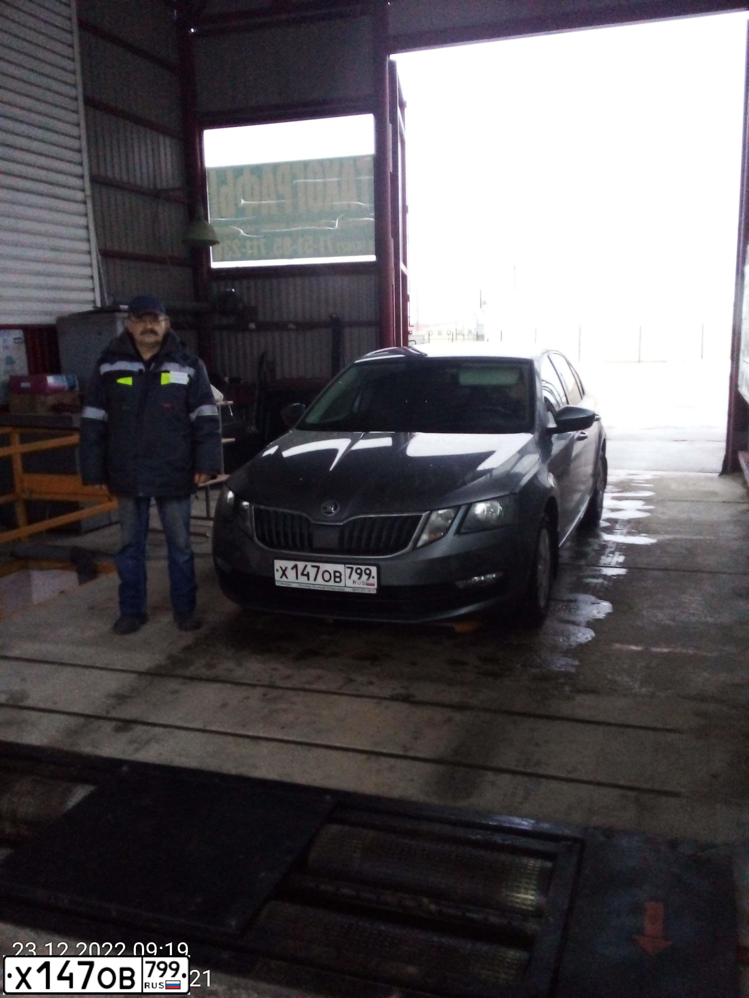 Фото автомобиля SKODA OCTAVIA, 2019 — госномер Х147ОВ799. Цвет: ТЕМНО-СЕРЫЙ