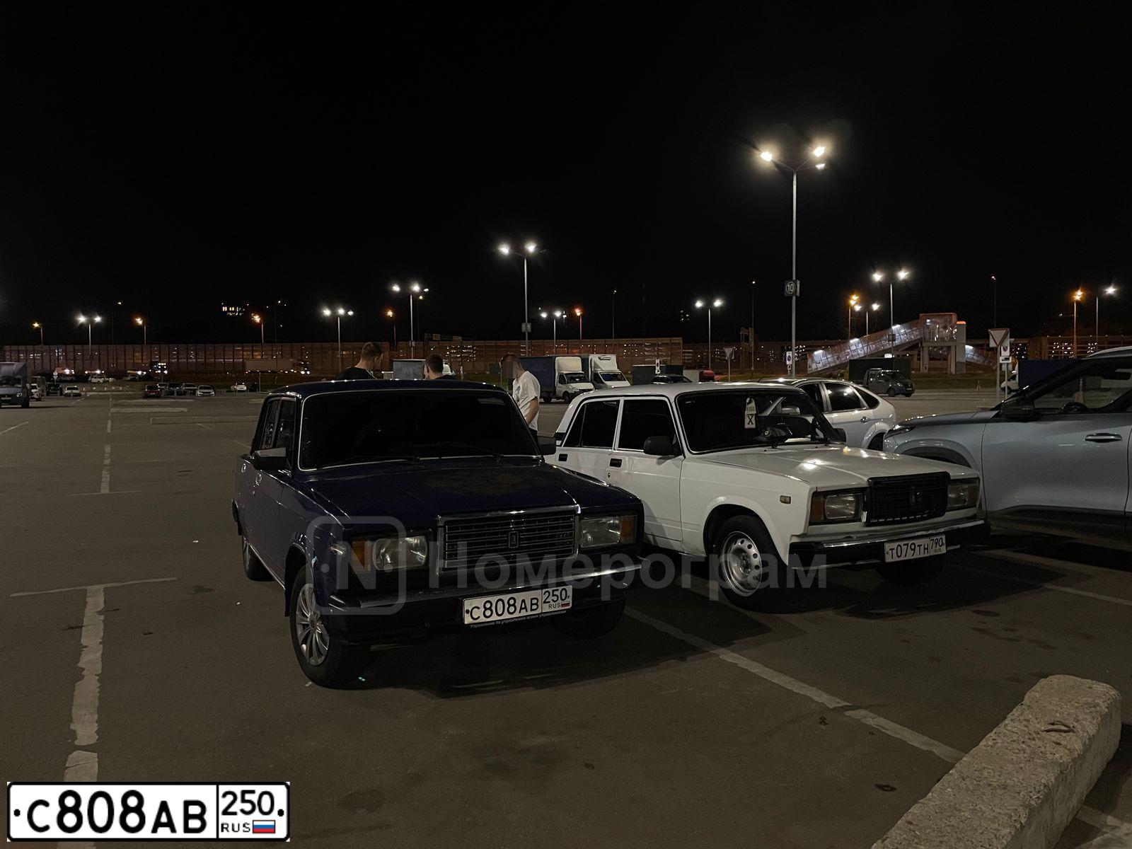 Фото автомобиля LADA 2107, 1997 — госномер С808АВ250. Цвет: Темно-синий