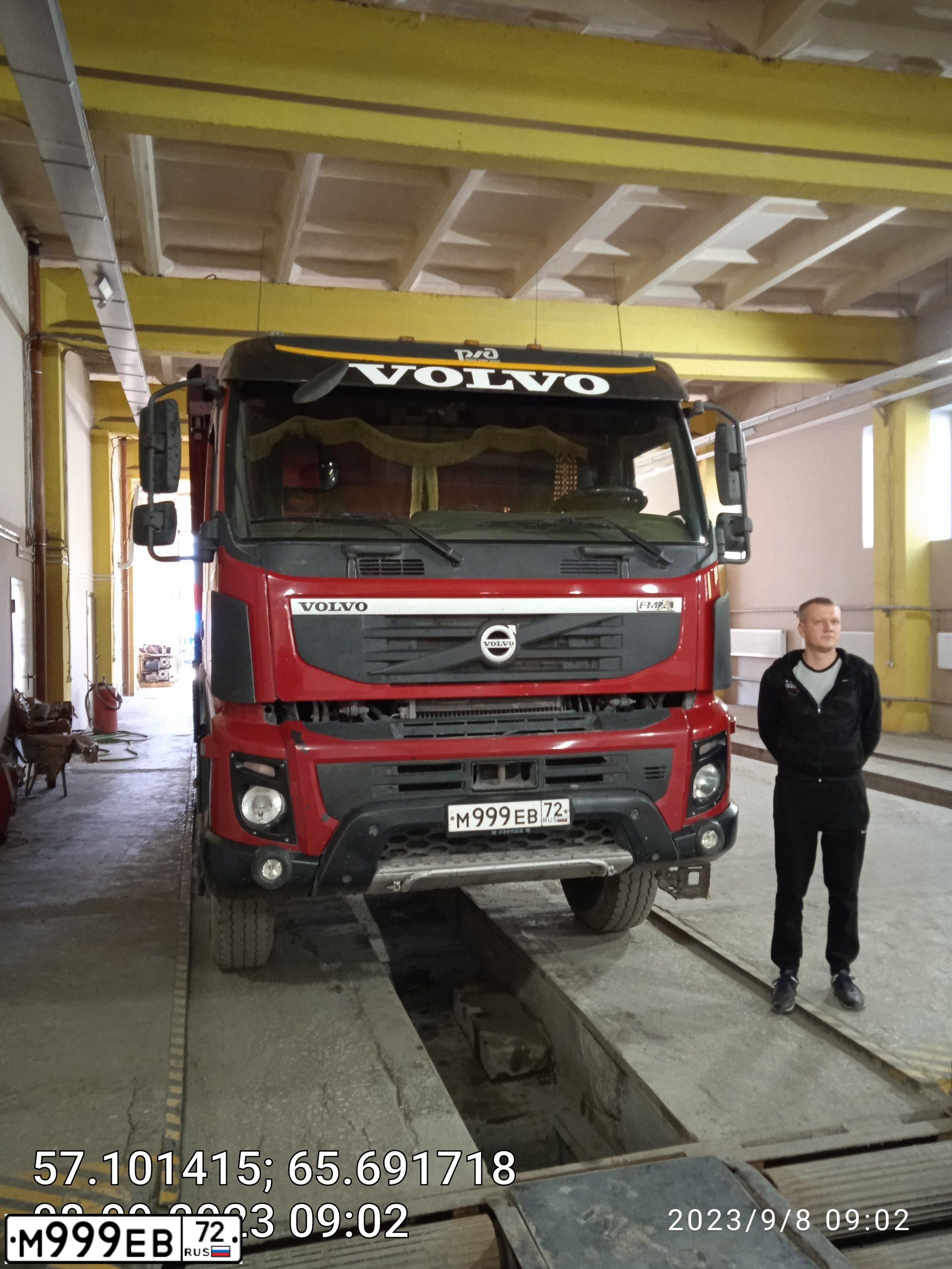 Фото автомобиля VOLVO SERIE FM /6X6/, 2012. Цвет: Красный