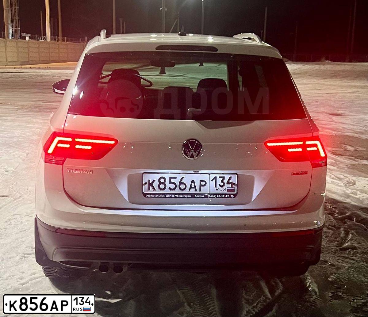Фото автомобиля VOLKSWAGEN TIGUAN, 2020 — госномер К111УЕ134. Цвет: Белый