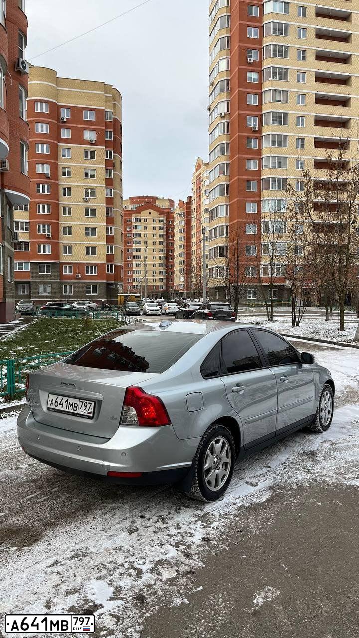Фото автомобиля VOLVO S40, 2007 — госномер М444МВ790. Цвет: Серебристый