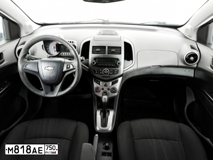 Фото автомобиля CHEVROLET AVEO, 2013 — госномер М818АЕ750. Цвет: ЧЕРНЫЙ