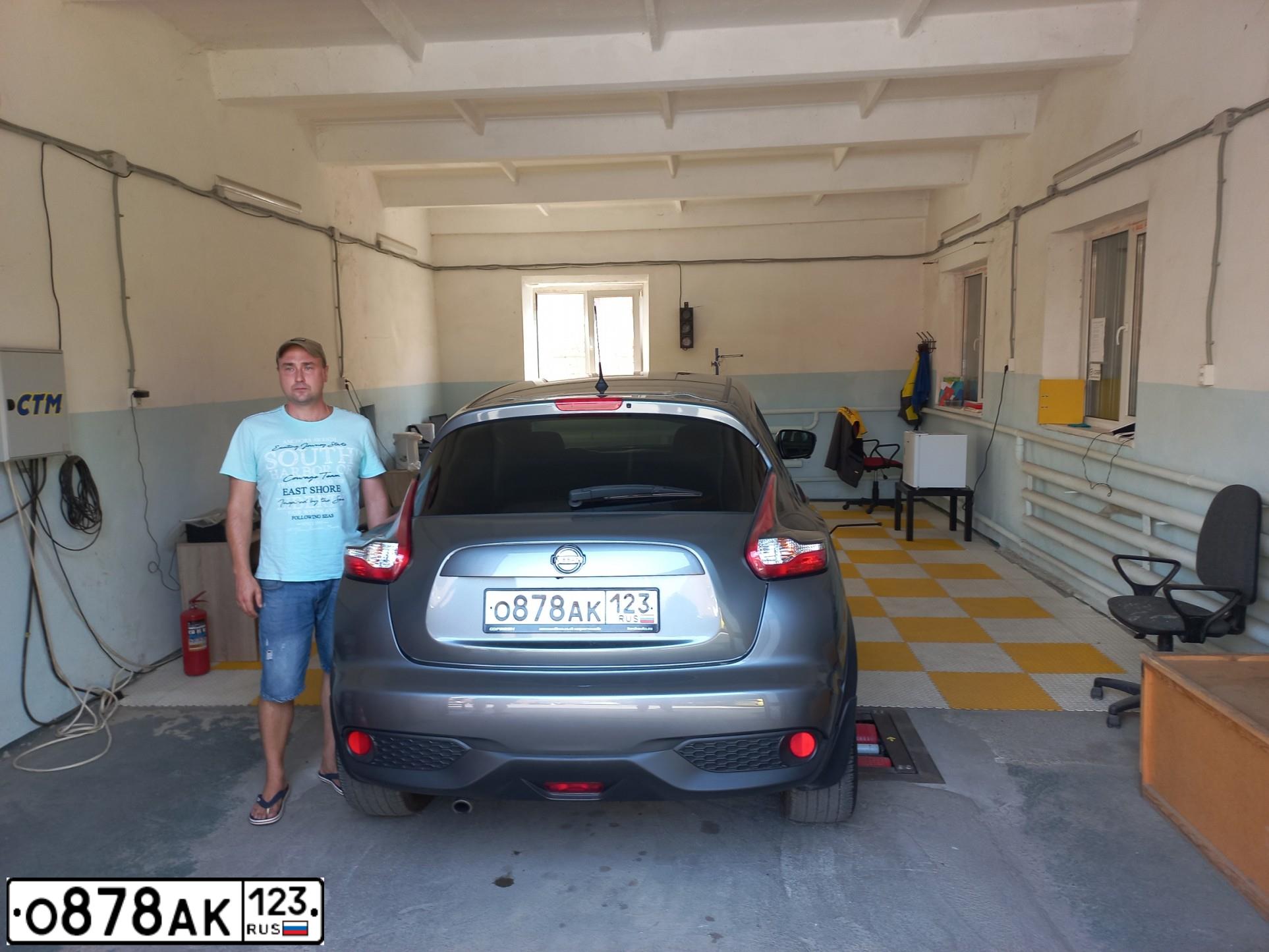 Фото автомобиля NISSAN JUKE, 2017 — госномер У131РТ123. Цвет: Серый