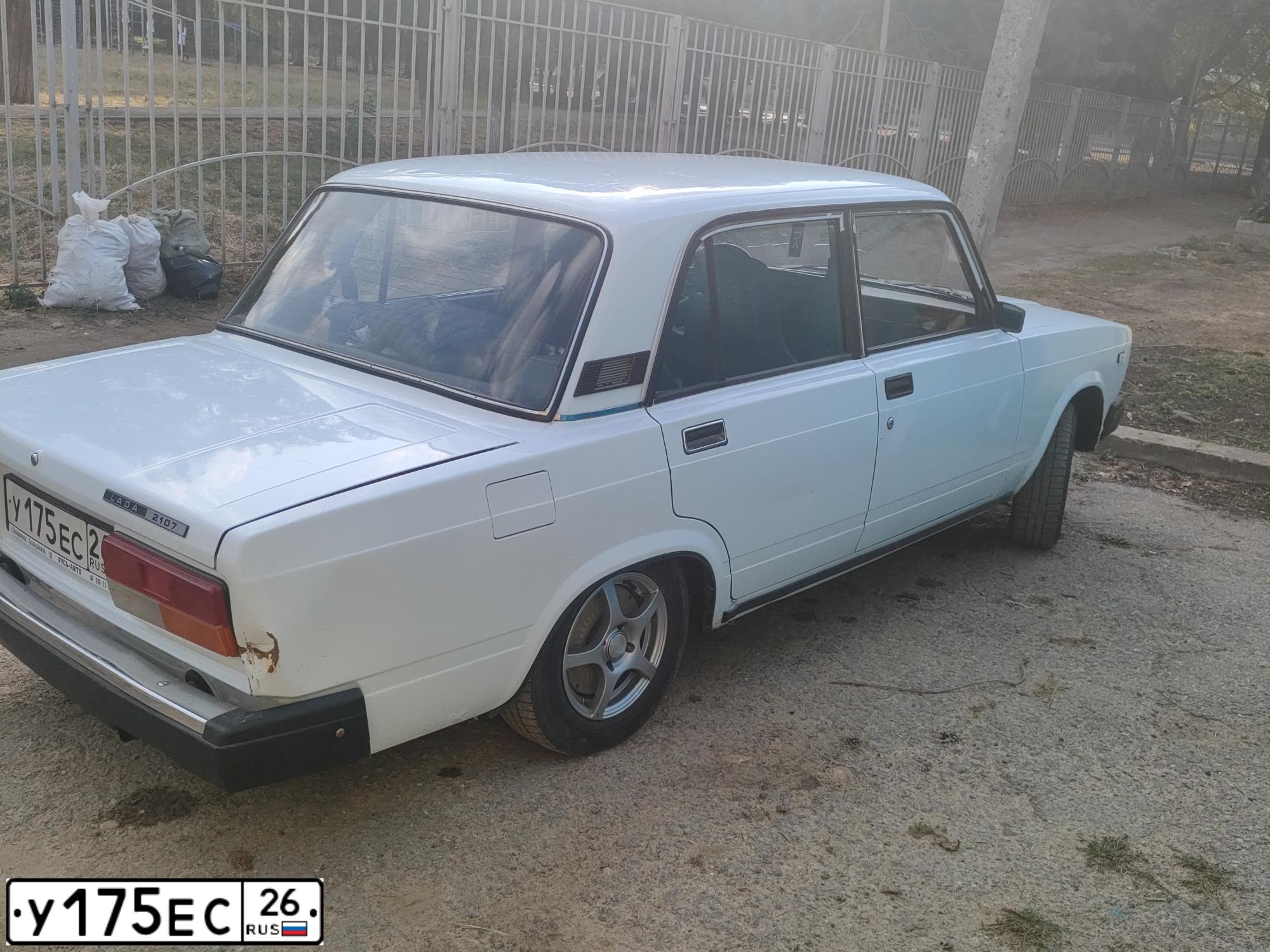 Фото автомобиля LADA 2107, 2009 — госномер У175ЕС26. Цвет: ЯРКО-БЕЛЫЙ