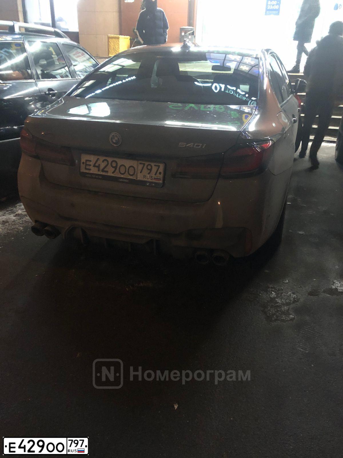 Фото автомобиля BMW 540I XDRIVE, 2021 — госномер Х137СЕ193. Цвет: СЕРЫЙ