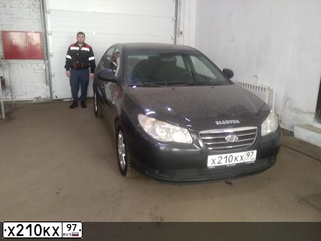 Фото автомобиля HYUNDAI ELANTRA, 2008 — госномер Х210КХ97. Цвет: ЧЕРНЫЙ