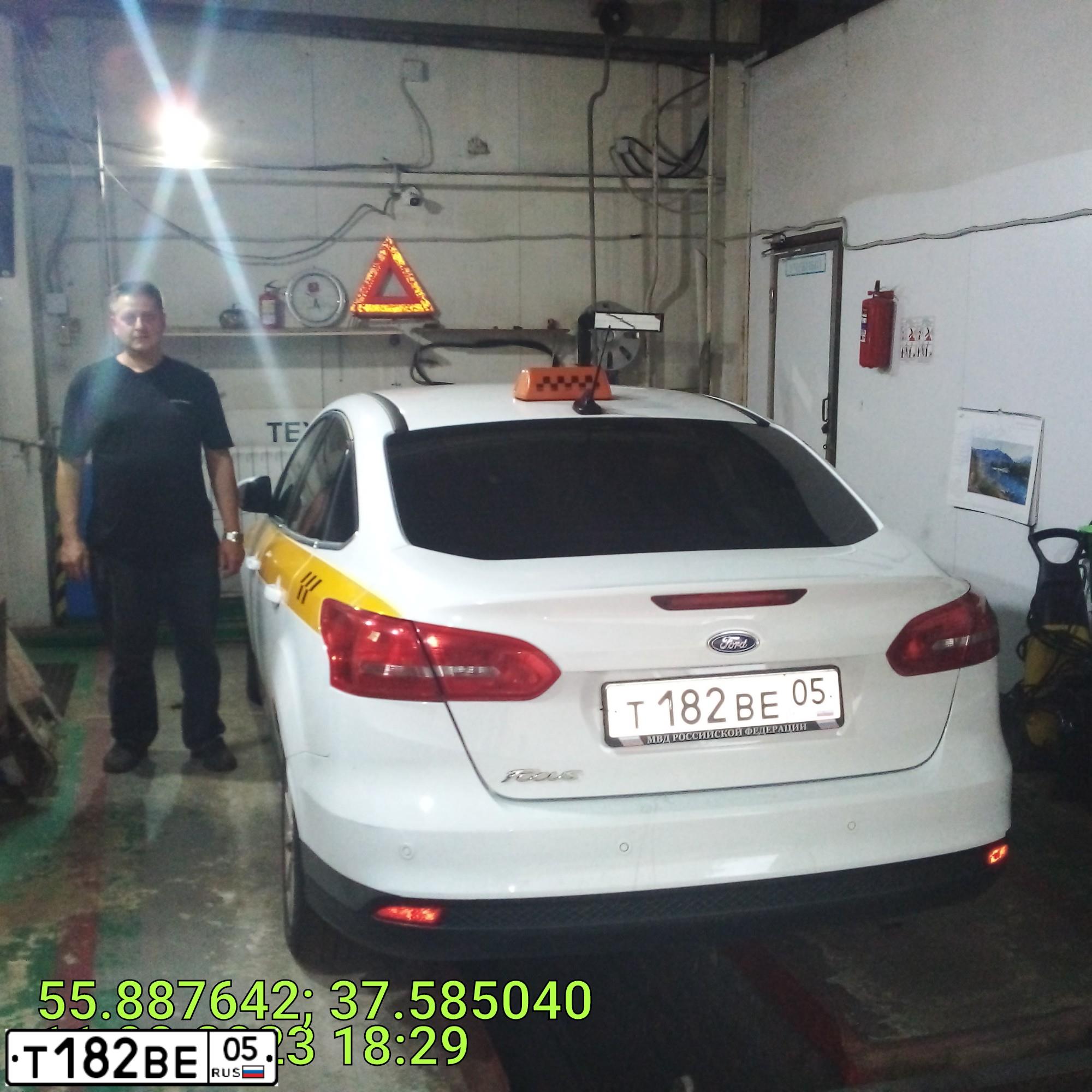 Фото автомобиля FORD FOCUS, 2017 — госномер Т182ВЕ05. Цвет: БЕЛЫЙ